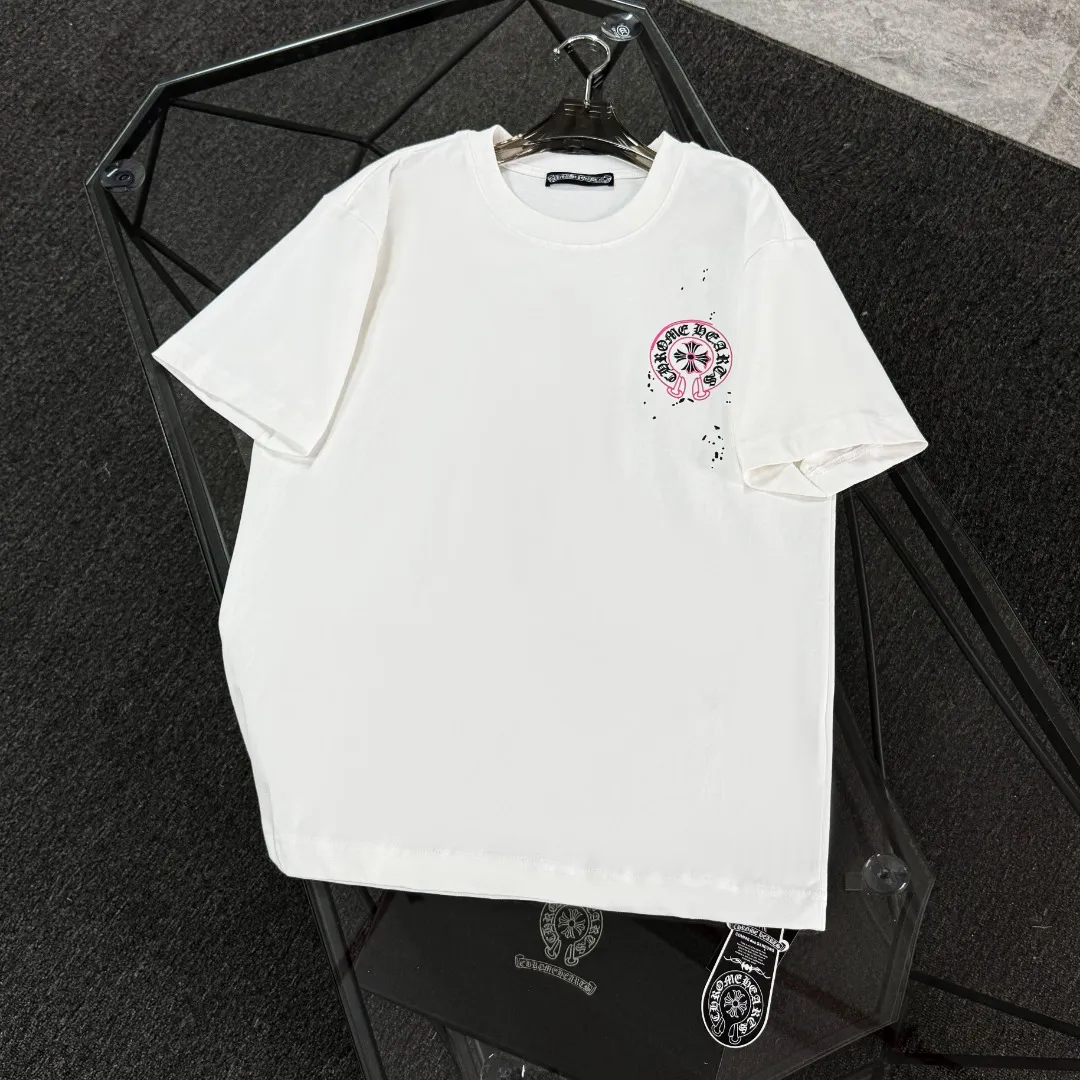 P170 Chrome Hearts Chrome Hearts 25 high-end versions. The fabric is made of 300 grams of high-density pure cotton. It does not deform or shrink. It has three labels. It is the same style for men and women. Technology: Digital printing. Color: White. Black. SIZE: S-XL.